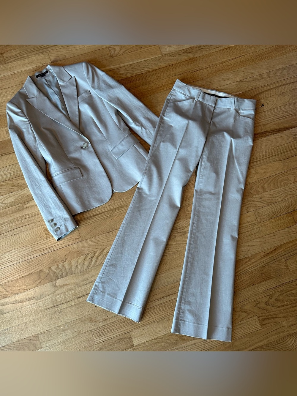 THEORY WESTSIDE BEIGE PANTSUIT. NWOT MAX C PANT(2) w/ MATCHING GABE B BLAZER(4)